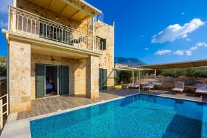una villa con piscina y patio en Villa Nora, en Riglia