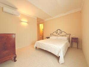 a bedroom with a white bed and a dresser and a bed sidx sidx sidx at Casa Edvige Suite in Monteveglio