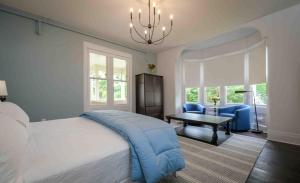 um quarto com uma cama, uma mesa e cadeiras em Station Inn Pawling em Pawling
