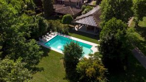 an overhead view of a swimming pool in a yard at VILLA VALCHERO 12, Emma Villas in Carpaneto Piacentino