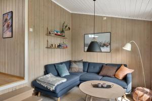 贝特斯托尔Bitigrenda M的客厅里有一张蓝色的沙发和一张桌子