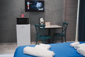 a room with a bed and a table with a tv at Fly Home 2 in Naples