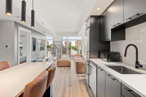 Kuchyň nebo kuchyňský kout v ubytování Westview Luxury Suites