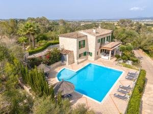 una vista aérea de una casa con piscina en Ideal Property Mallorca - Son March, en Petra