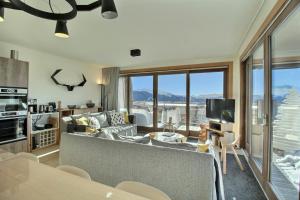 Nhà bếp/bếp nhỏ tại ARC 1600, LE RIDGE, Appartement 12 personnes Duplex Vue Montagne - Ski aux pieds - Sauna, Hammam, Piscine intérieure chauffée, Salle de sport & fitness
