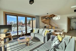 Khu vực ghế ngồi tại ARC 1600, LE RIDGE, Appartement 12 personnes Duplex Vue Montagne - Ski aux pieds - Sauna, Hammam, Piscine intérieure chauffée, Salle de sport & fitness