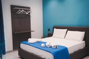 a bedroom with a bed with towels on it at Fly Home 2 in Naples