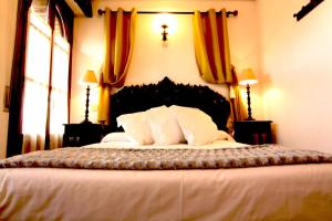 A bed or beds in a room at Hotel Merindad de Olite