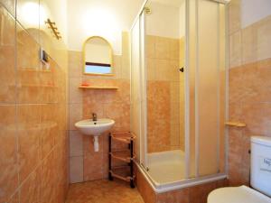 波别罗沃Dom Gościnny Grażyna的浴室配有淋浴和洗手池 更多30张照片