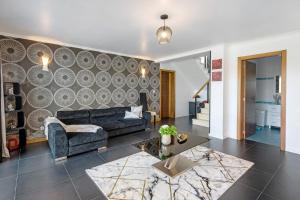 una sala de estar con un sofá y una mesa en Casa da Orquidea, en Ribeira Grande