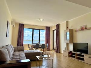 TV a/nebo společenská místnost v ubytování Cosher Gardenia Palace Apt 6 Free Parking