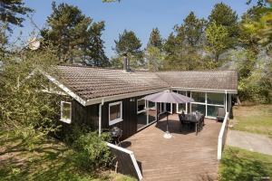 AsnæsOdsherred Feriehus的庭院中带木甲板的房子
