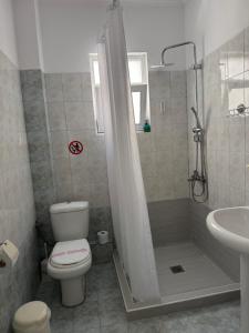 Koupelna v ubytování Villa Eleni + 37 fotografií