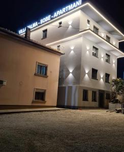 Un edificio con un cartel en el costado. en Villa Palma - With Free Parking, en Mostar