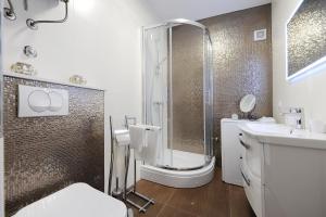 een badkamer met een douche, een toilet en een wastafel bij Primera Luxury Studio in Zadar