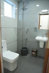 Koupelna v ubytování Theeram Residency