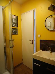 Koupelna v ubytování Chambres d'hôtes - Sur le plateau des landes