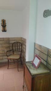 een kamer met een stoel en een tafel met een bord erop bij Quinti in La Rioja