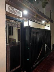 een zwarte poort voor een gebouw 's nachts bij Quinti in La Rioja