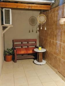 een bank in een kamer met een tafel en een ventilator bij Quinti in La Rioja