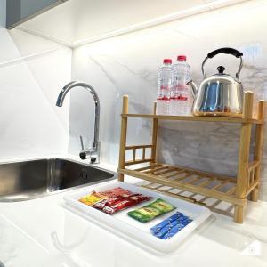 ドバイにあるStylish Pool View 1BR l Central Medyan Escapeの- キッチンカウンター(お茶ポット、ボトル入り飲料水付)