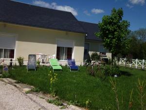 a yard with chairs and tables and a house at Studio à Campagnac in Campagnac