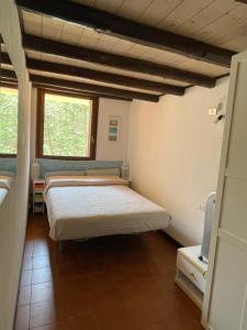 a bedroom with a bed and a tv in it at Sardinia Breeze - Costa Serena in Porto Rafael