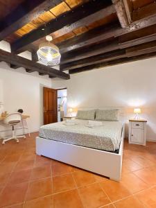 ein Schlafzimmer mit einem Bett, einem Tisch und einem Stuhl in der Unterkunft Casa Alleria Venezia in Venedig