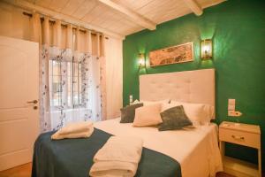 - une chambre verte avec un lit et 2 serviettes dans l'établissement Suite Semiramis, à Corfu