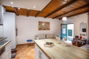 - une cuisine et un salon avec un comptoir et des verres à vin dans l'établissement Suite Semiramis, à Corfu