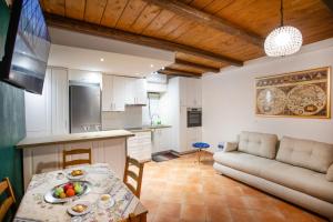une cuisine et un salon avec une table et un canapé dans l'établissement Suite Semiramis, à Corfu 30 autres photos