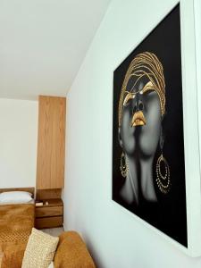 Uma cama ou camas num quarto em Sunset & Sage studio Santorini Resort