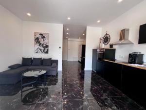 a living room with a couch and a table at Werre Apartments mit Smart-TV - stilvol, zentral & wohnlich in Löhne