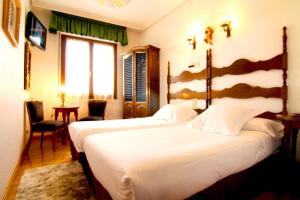 A bed or beds in a room at Hotel Merindad de Olite