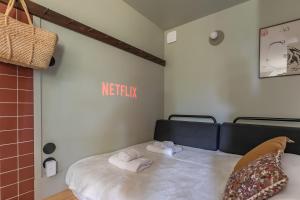 a room with a bed with towels on it at L'Observatoire Sauvage - Climatisation - Nature - Insolite - Amboise in Amboise +26 photos