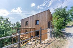 a small wooden house with a fence around it at L'Observatoire Sauvage - Climatisation - Nature - Insolite - Amboise in Amboise