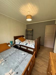 a room with two beds in a room at L'Espérance in Saint-Paul-en-Born