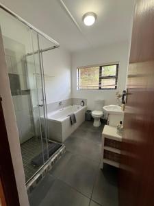 Un baño con ducha, bañera y WC. en Brenton Bliss 3-N, en Brenton-on-Sea 71 fotos más