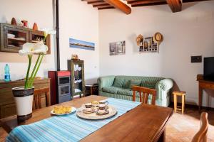 ein Wohnzimmer mit einem Tisch mit Essen drauf in der Unterkunft La Casa Del Sole in Casamaggiore