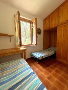 ein Schlafzimmer mit zwei Betten und einem Fenster in der Unterkunft Villa Marina in Fort Village