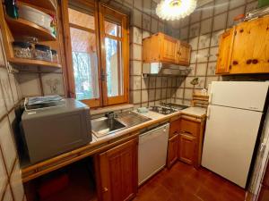 eine kleine Küche mit Spüle und Kühlschrank in der Unterkunft Villa Marina in Fort Village + 35 Fotos