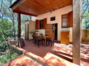 eine Terrasse mit Tisch und Stühlen und eine Küche in der Unterkunft Villa Marina in Fort Village