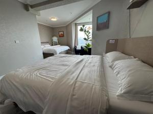 Postel nebo postele na pokoji v ubytování Pujiang Oriental Riverview B&B