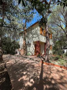 ein Haus mit Bäumen davor in der Unterkunft Villa Marina in Fort Village