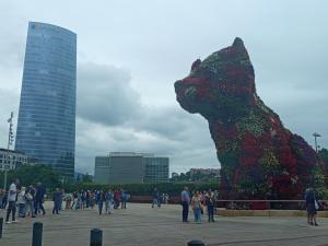 a large statue of a dog in a city at Habitación individual cerca Bilbao in Sestao
