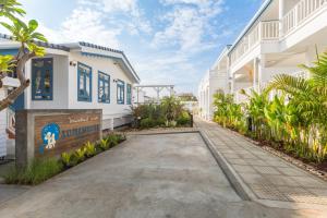 a street in front of a white building at Somewhere Koh Sichang in Ko Si Chang