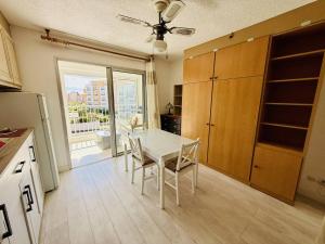 Kuchyňa alebo kuchynka v ubytovaní Studio Proche Plage avec Parking Privé, Secteur Falaises - FR-1-723-49