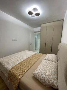 Un dormitorio con una cama y un techo. en Apartman Vida, en Trebinje
