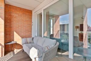 Χώρος καθιστικού στο Luxury Apartment with Three Bedrooms Air Conditioning and Parking by Noclegi Renters