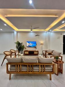 Μια τηλεόραση ή/και κέντρο ψυχαγωγίας στο Moksha A luxury 2BHK with Ganga view